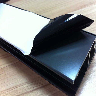 Un buen precio. Cubiertas antis superficiales de aluminio protectoras plásticas del negro de la protección de la película del PE/blancas del rasguño del metal en línea