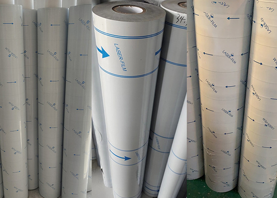 Un buen precio. Película protectora de polietileno negro/blanco adhesivo a base de caucho para procesos de corte por láser en línea