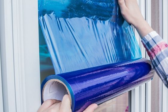 Un buen precio. Película protectora de PE resistente a los rayos UV con adhesivo a base de caucho para protección de superficies sin residuos en línea