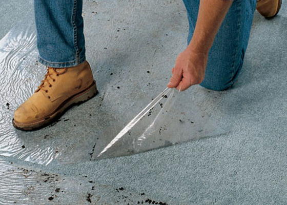 Un buen precio. Moldeo por insuflación de aire comprimido auto-adhesivo de la película protectora del PE para solar la alfombra de madera en línea