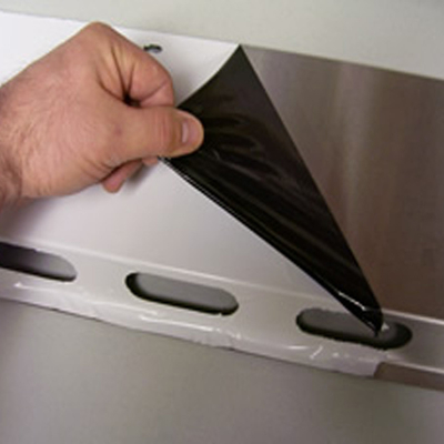 Un buen precio. Película protectora modificada para requisitos particulares blanco y negro de aluminio de fabricación del panel de aluminio de la película protectora del OEM en línea