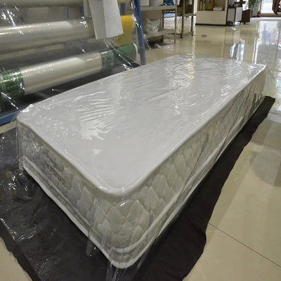 Un buen precio. La película de rollo protectora del PE de gran tamaño transparente envuelve la película de empaquetado modificada para requisitos particulares plástica del colchón de la película impresa en línea