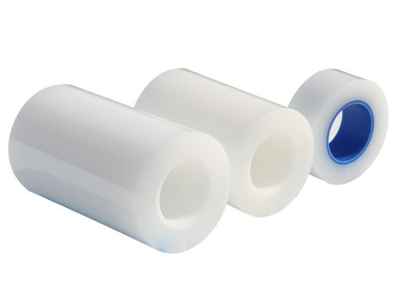 Un buen precio. Bajo - película protectora transparente media de la tachuela 50um-70um para la placa de identificación plástica de la parte en línea